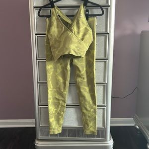 Women’s GYMSHARK Adapt Camo Set - Top XXL, Bottoms XL